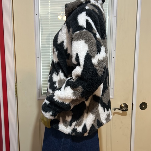 Eddie Bauer pullover - Picture 3 of 8